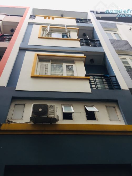 SÁT MẶT TIỀN, BÁN NHÀ BÌNH THẠNH - HẺM 5m NGUYỄN XÍ,GẦN VINCOM PLAZA 5 TẦNG,8PN 30tr/th
