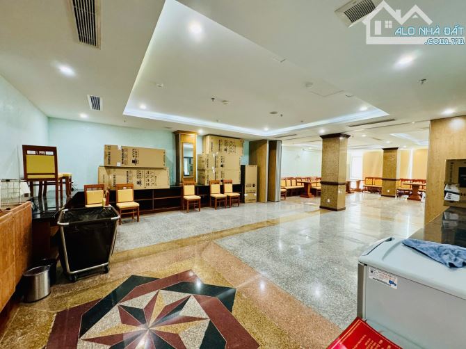 Cho thuê mặt bằng tầng 2 toà khách sạn mặt tiền Nguyễn Xuân Khoát 250M2 riêng biệt 30tr