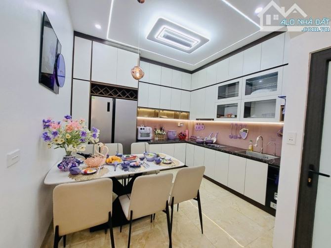 Bán nhà Hồng Mai, tím pha trắng kem, 40m2, tiện ích bủa vây, nhỉnh 8 tỷ.