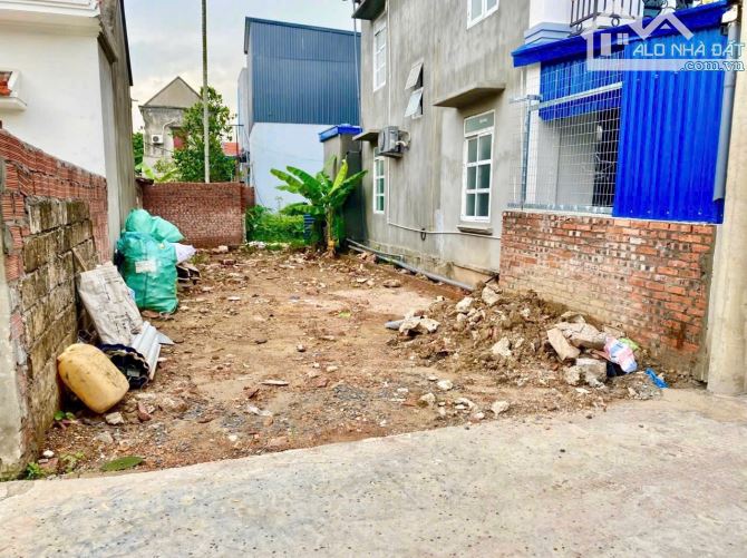🎉 1 Lô Đông Sơn chủ cần tiền bán 🎉  🍀DT : 60m2 - Ngang4,55m  Hướng Đông Nam . Ngõ ô tô