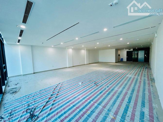 Bán toà nhà mặt phố Trịnh Đình Cửu, dt180m2, 9 tầng, lô góc, Dòng tiền 2.4 tỷ/năm