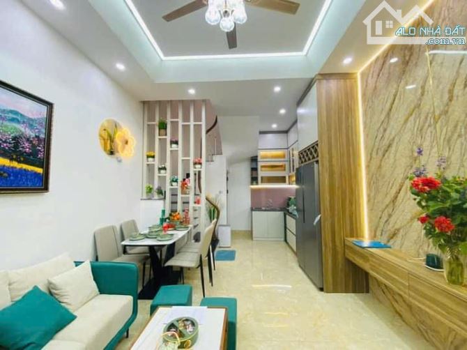 Siêu Hiếm! Phố Vĩnh Hưng, Ô tô đỗ cửa, ngõ rộng thoáng, 35m2, 6.93 tỷ