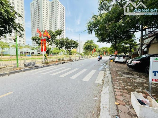 Bán đất mặt Phố Kim Giang, Hoàng Mai, 52m2, Mt 4m, giá 15.99 tỷ, 200m đến cầu dậu