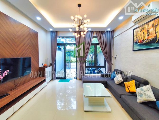 Nhà 4 tầng, 5 phòng ngủ, khu Nam Việt Á - B467