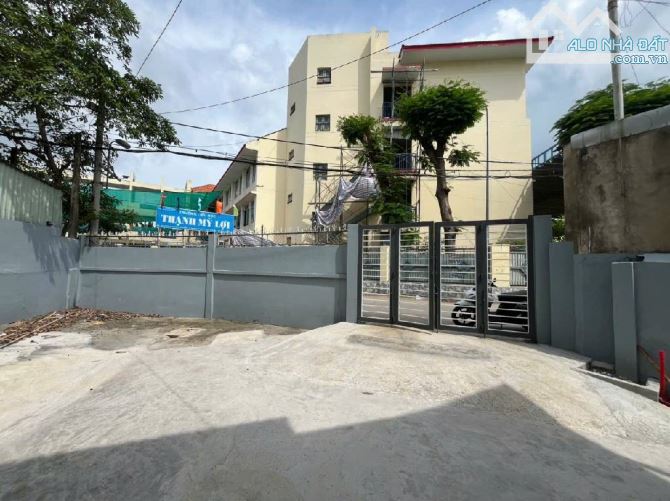 BÁN ĐẤT TẶNG NHÀ HXH – DT 208M², NGANG 12M – NGUYỄN THỊ ĐỊNH, Q2