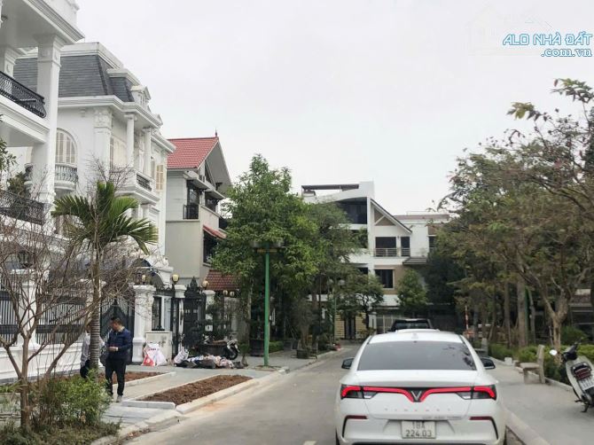 BÁN NHÀ KHU PHÂN LÔ VIỆT HƯNG LONG BIÊN DT RỘNG 100M2, MT 6M, VỈA VÈ, Ô TÔ TRÁNH, KINH DOA