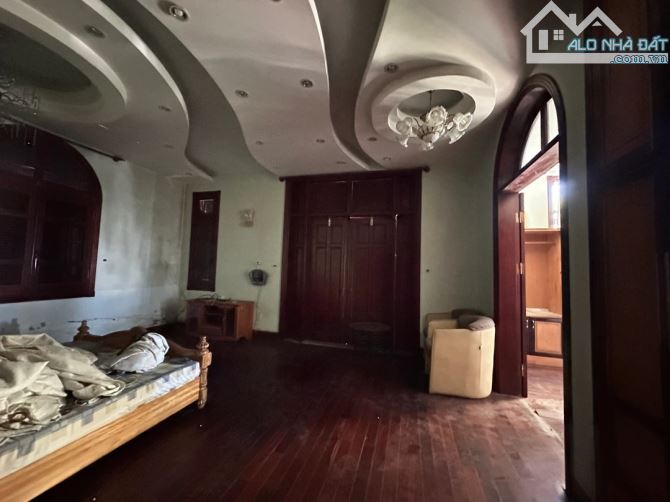Biệt thự sân vườn 420m², nhà 3 tầng, 2 mặt tiền Lương Định Của, đường 10.5m đẹp hiếm có