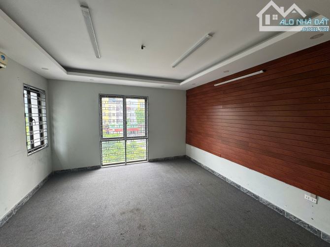 PHỐ HỒNG TIẾN - HƠN 23 TỶ - LÔ GÓC - MẶT TIỀN QUYỀN LỰC - Ô TÔ TRÁNH