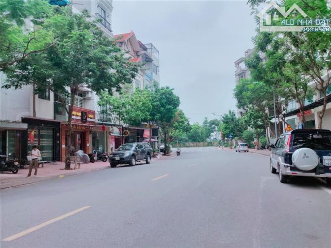 Hàng Vip!Bán Biệt thự mặt phố Hoàng Như Tiếp,lô góc,KD dòng tiền,120M,MT 18M,hơn 80 tỷ