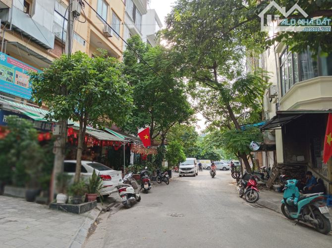 Hạ giá 2tỷ, bán đất 65m² tặng nhà 3 tầng ngõ 12 Đào Tấn gần Lotte Liễu Giai: