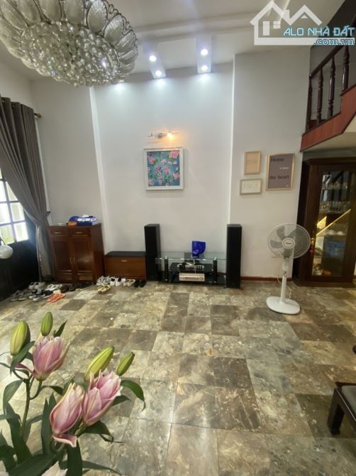 Mặt đường 10.5m - Đường thẳng ra Biển Mỹ Khê - bán gấp