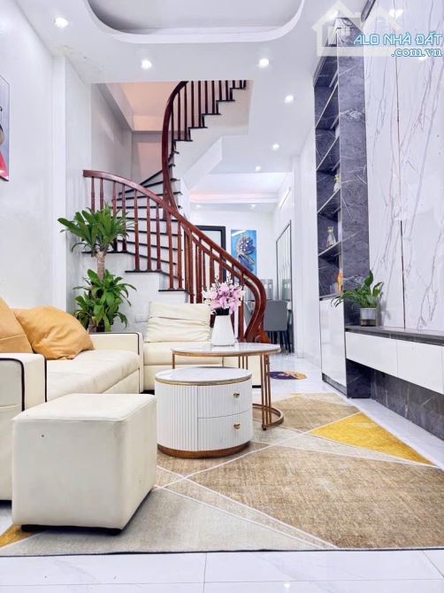 Bán nhà Trần Khát Chân 31m2, 5 tầng, 6.2 tỷ, khung cột chắc chắn, ngõ nông, thoáng sáng