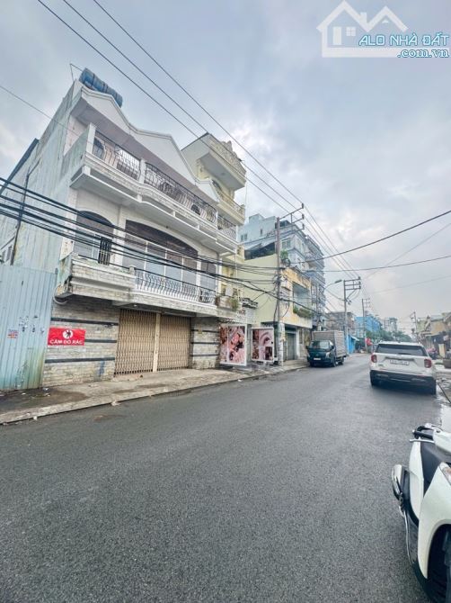 NHÀ 3 TẦNG - ĐƯỜNG XE TẢI THÔNG - LÊ VĂN QUỚI - DT 180M - NGANG LỚN 8M - ĐANG LÀM KHO - NH