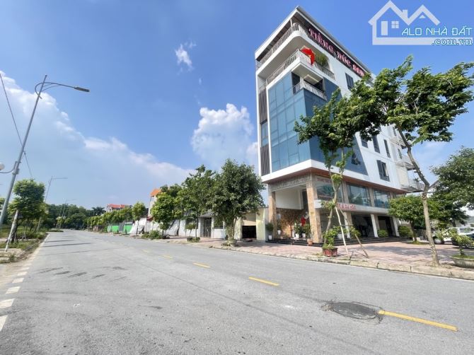 OTO ĐỖ CỬA- CÔNG VIÊN PHẦN MỀM VINTECH- CẠNH VIN BẮC HỒNG VÀ ĐƯỜNG VÕ NGUYÊN GIÁP