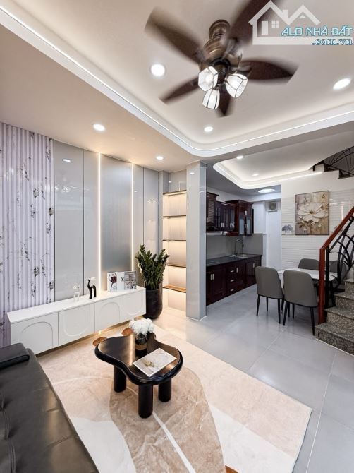 Bán Nhà Phú Nhuận - Siêu VIP - Nhà 3 Tầng - Full Nội Thất - Vào Ở Ngay - Nhỉnh 5 Tỷ