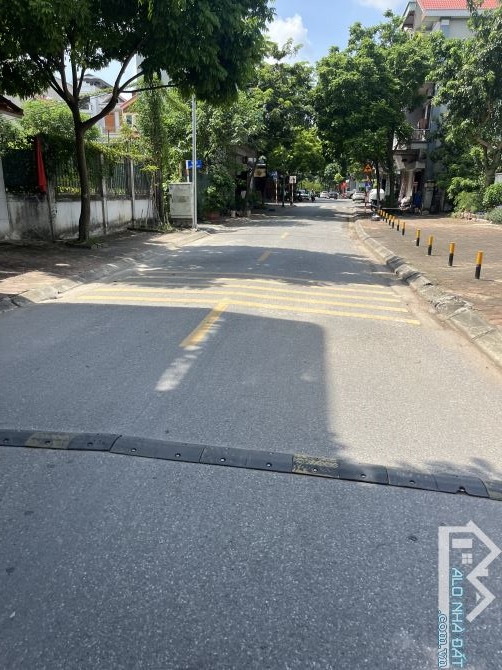 Đất mặt đường 10m, vị trí vàng cạnh phố Cổ Linh – Gần Aeon Mall & cầu Vĩnh Tuy
