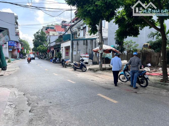 Chính chủ bán gấp mảnh đất 50m, MT và hậu 5m đường thông ô tô 7 chỗ tại Việt Hưng