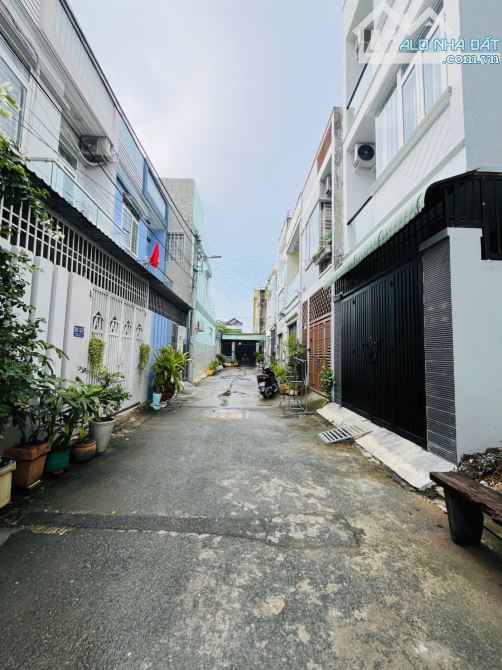 🏡 HẺM 110 LÒ LU, HẺM Ô TÔ, 70,5m2 TC, 2 TẦNG ĐÚC, SÂN ĐỂ XE, 3PN, TẶNG NỘI THẤT.CHỈ 4,2 T
