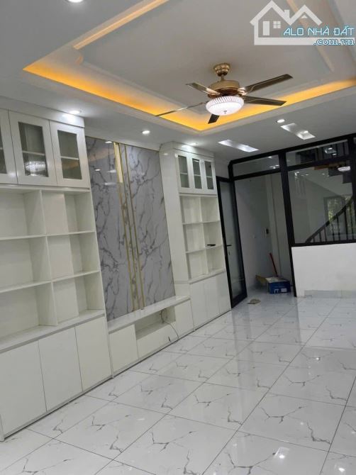 13 TRIỆU 🏡 CHO THUÊ NHÀ NGUYÊN CĂN PHỐ HỒNG TIẾN – BỒ ĐỀ 🚗 Ô TÔ NGỦ TRONG NHÀ – 3PN
