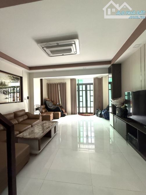 266M2-SHR- ĐƯỜNG NHỰA 6M KẾ BÊN KDC BỘ CÔNG AN- NGUYỄN VĂN QUỲ CHỈ 13 TỶ 5