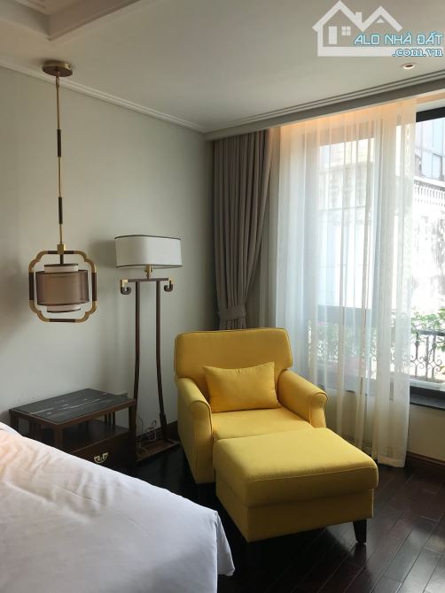 Bán khách sạn mặt phố Hàng Điếu, 180m2, 11 tầng, 175 tỷ, Doanh thu 2,6 tỷ/tháng