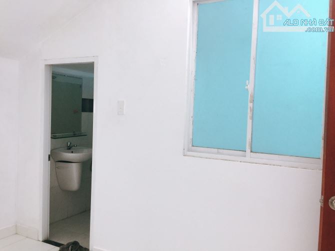 SÁT MẶT TIỀN, BÁN NHÀ BÌNH THẠNH - HẺM 5m NGUYỄN XÍ,GẦN VINCOM PLAZA 5 TẦNG,8PN 30tr/th - 10