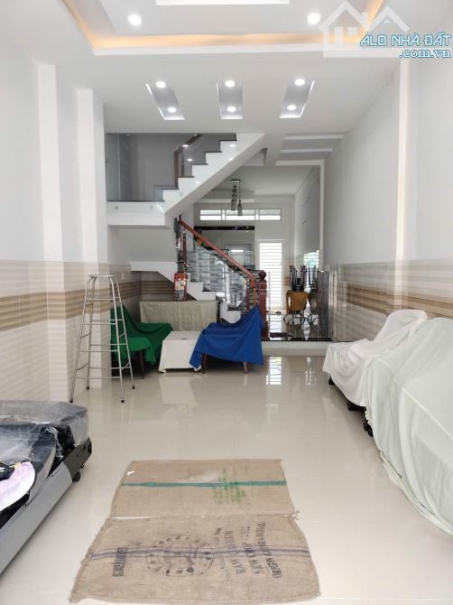 Bán nhà mặt tiền đường rộng 16m, 4 tầng, vào ở liền, P. Bình Phú, TP HCM - 1
