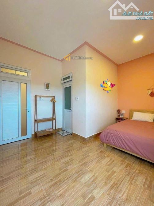 KHÁCH SẠN 8 PHÒNG ĐANG KINH DOANH CÁCH CHỢ ĐÊM ĐÀ LẠT 1KM - 1