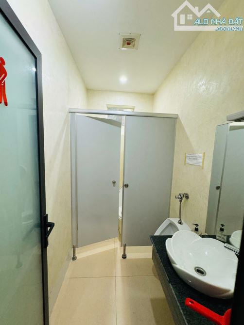 Cho thuê mặt bằng tầng 2 toà khách sạn mặt tiền Nguyễn Xuân Khoát 250M2 riêng biệt 30tr - 1
