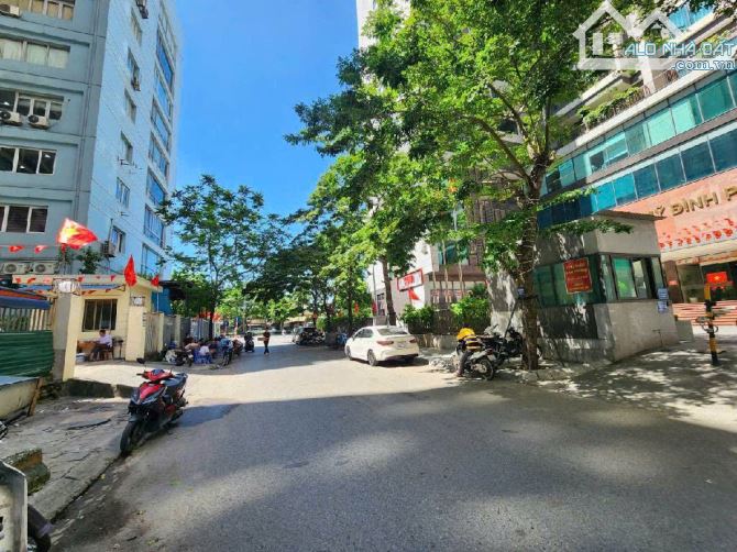 Bán căn hộ CCCC cao tầng 3 ngủ lô góc thoáng sáng bếp rộng sẵn sổ 110m2, giá 9.3 tỷ - 1