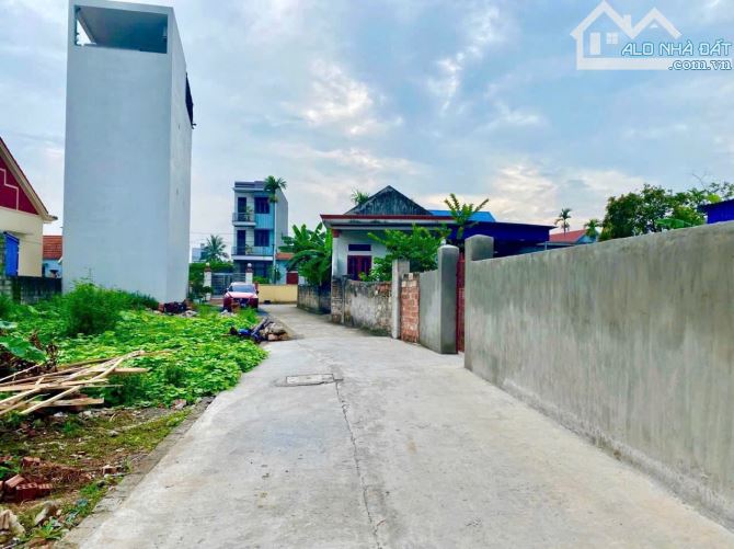 🎉 1 Lô Đông Sơn chủ cần tiền bán 🎉  🍀DT : 60m2 - Ngang4,55m  Hướng Đông Nam . Ngõ ô tô - 1