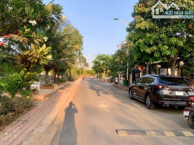 Chủ cần bán lô đất trong khu đô thị ven sông ngay QL13 - đường 16m - đất 150m2 full thổ cư - 1