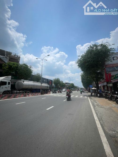 NHÀ NGUYÊN CĂN LÊ TRỌNG TẤN 10M X 22M , VỊ TRÍ SIÊU ĐẸP NGAY ĐÈN ĐỎ - 1