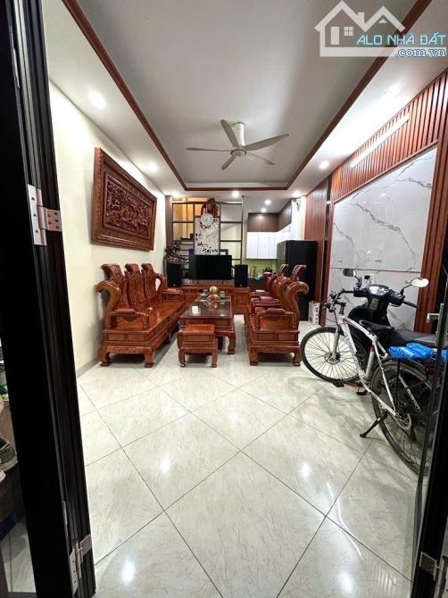 6 TỶ BÉ . 50M RA Ô TÔ CHẠY . TRƯỚC NHÀ BA GÁC ĐỖ NGÀY ĐÊM .  39M. 5 TẦNG .3 NGỦ . DÂN XÂY - 1