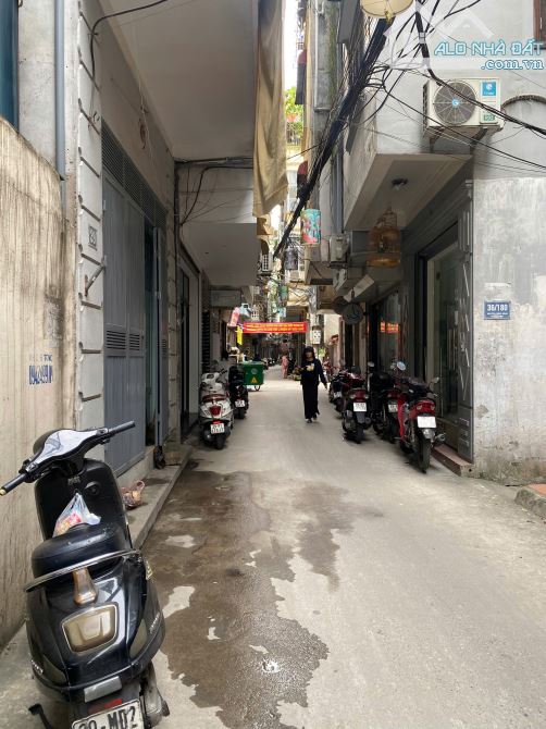 Nguyễn Lương Bằng - Mặt ngõ ô tô qua nhà - Nhà dân xây chắc chắn - Có bãi gửi ô tô giữa nõ - 1