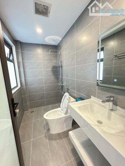8.8 Tỷ /43 M2 /6 tầng thang máy/ Đê Vàng/ Giang Biên - 2