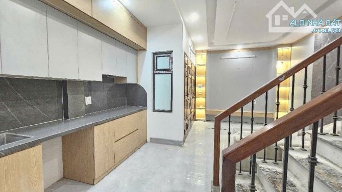 BÁN NHÀ CỰ KHỐI,LONG BIÊN Ô TÔ ĐỖ TẬN CỬA,5TẦNG FULL NỘI THẤT GIÁ 5,6TỶ - 2