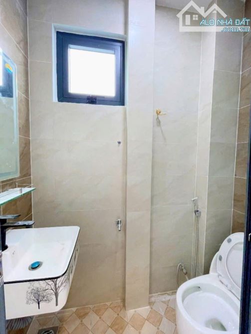 Cho thuê nhà đẹp , 3 tầng , Ngang 4 dài 10 , Trước nhà 5m , Đoàn Văn Bơ , Q4. - 2