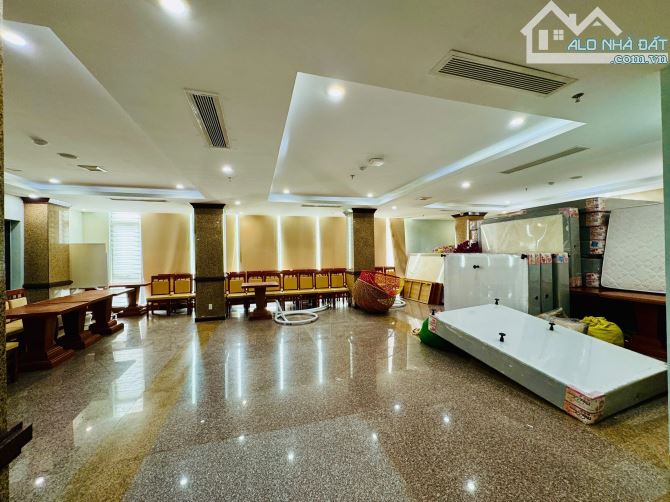 Cho thuê mặt bằng tầng 2 toà khách sạn mặt tiền Nguyễn Xuân Khoát 250M2 riêng biệt 30tr - 2