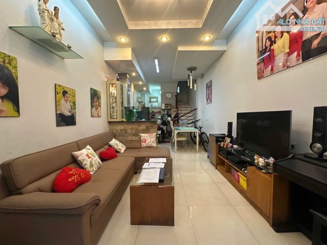 Hxh 416 Nguyễn Đình Chiểu, Quận 3, 3 lầu, sân thượng, 3 phòng ngủ - 2