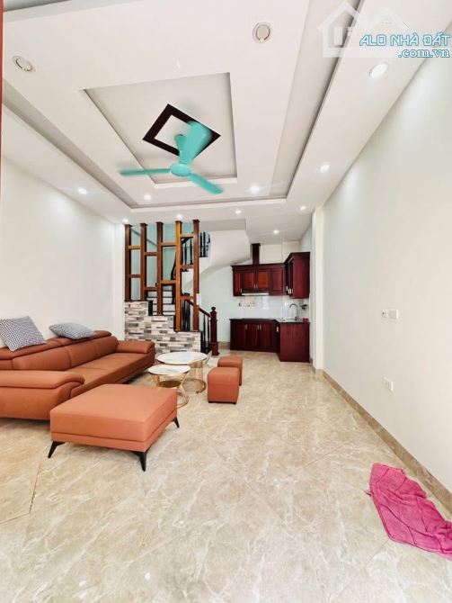 Bán nhà dân xây Hoàng Quốc Việt 30m2 x 5 tầng - sát kdt Nam cường - trước nhà 4M - gần OTO - 2