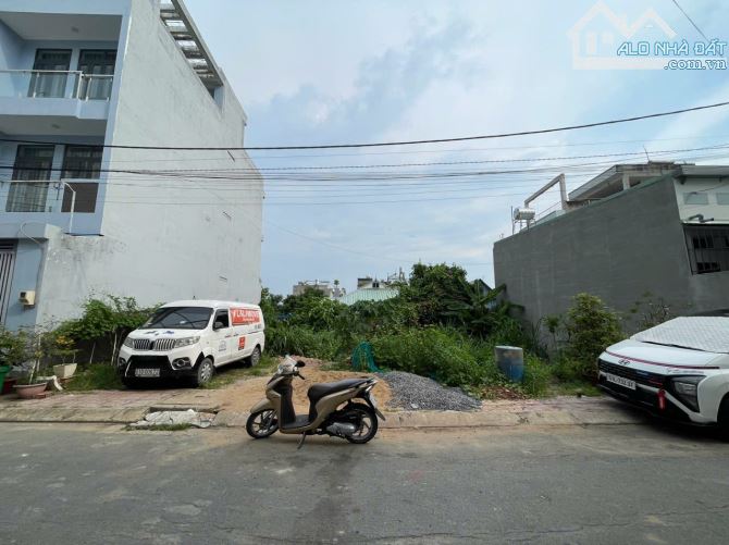 Bán lô đất mặt tiền đường 102 - Tăng Nhơn Phú ( A ), Quận 9. DT: 8 x 26 = 208m2 - Chỉ 12tỷ - 2