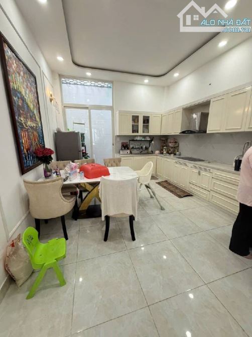 NHỈNH,11TĨ SỞ HỮU NGAY CĂN NHÀ 4TẦNG . LIỀN KỀ PHÚ MỸ HƯNG QUẬN7 ,HẼM NHỰA 8M DT :80m2 ( 4 - 2