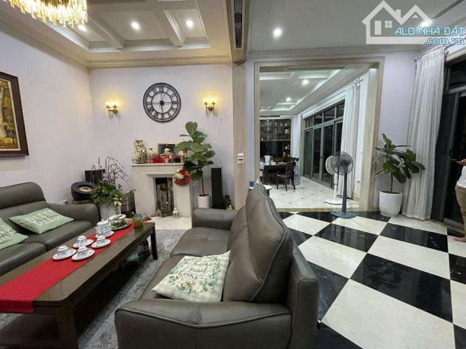Bác chủ thiện chí bán căn Biệt Thự 215m tại KĐT Vinhomes Riverside. Thiết kế sang trọng - 2