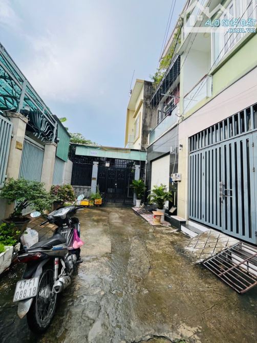 🏡 HẺM 110 LÒ LU, HẺM Ô TÔ, 70,5m2 TC, 2 TẦNG ĐÚC, SÂN ĐỂ XE, 3PN, TẶNG NỘI THẤT.CHỈ 4,2 T - 2