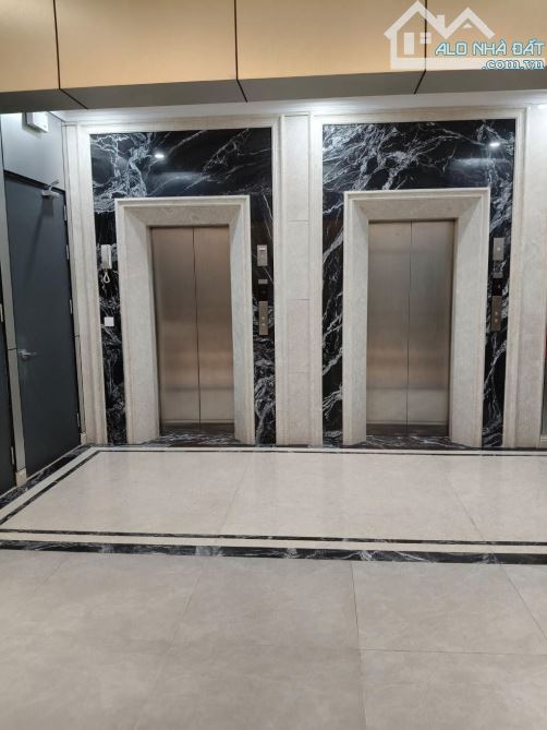 Bán tòa nhà Văn Phòng mặt phố Hoàng Quốc Việt, DT 302m2 x 10 tầng, MT: 11.6m, Giá 205 tỷ - 2