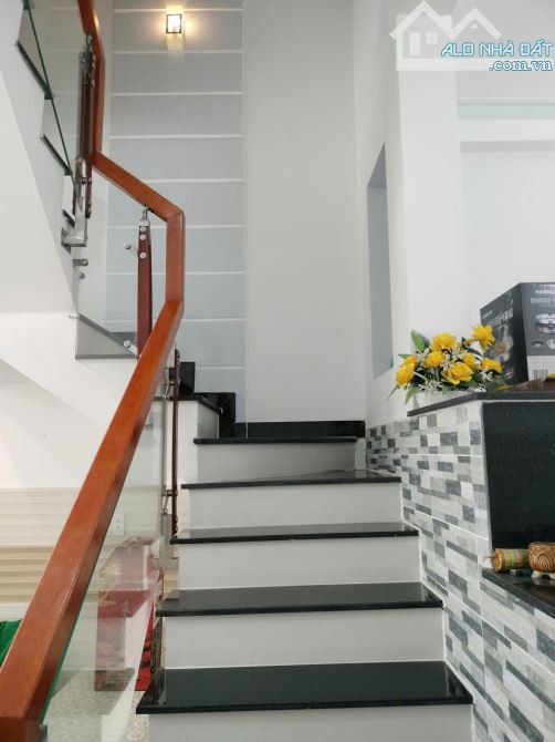 Bán nhà mặt tiền đường rộng 16m, 4 tầng, vào ở liền, P. Bình Phú, TP HCM - 3