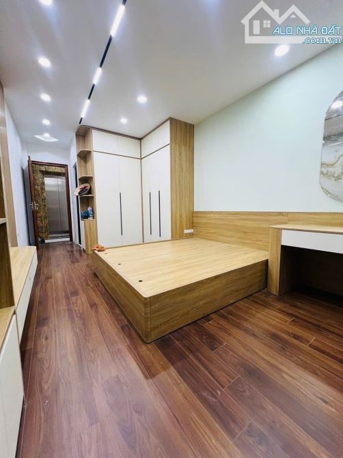 Cần bán gấp nhà phân lô phố Xuân Thủy 35m2, 7T, thang máy, full nội thất, ngõ thông kinh d - 3