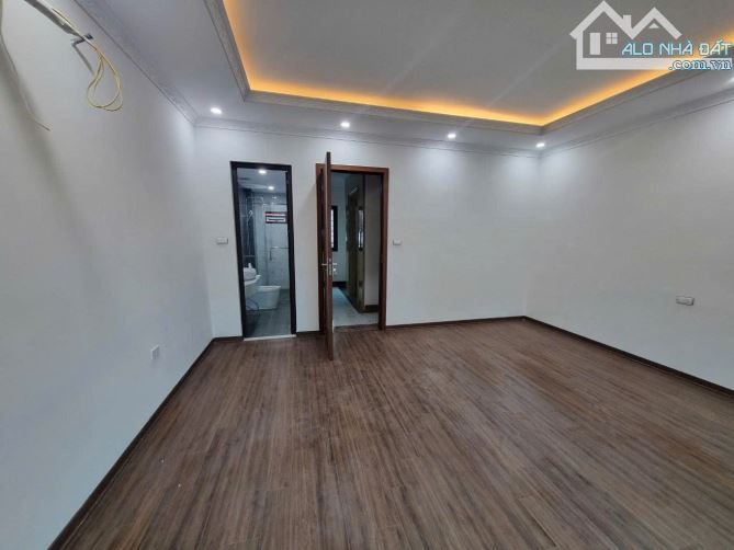 HƠN 6 TỶ ÔTÔ ĐỖ CỬA 42M×5TẦNG NGỌC HỒI E CÒN 1 CĂN DUY NHẤT CÓ THANG MÁY - 3
