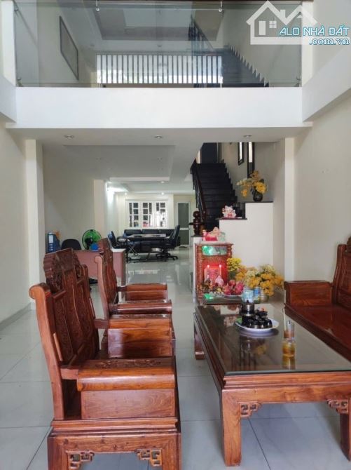Gấp bán nhà Thủ Đức, 4 tầng, giá 8.8 tỷ, dt 72m2, gần Tô Ngọc Vân. - 3
